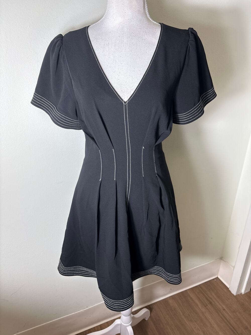 Cinq a Sept Black Short Sleeve V-Neck Knee Length Dress Sz 2
